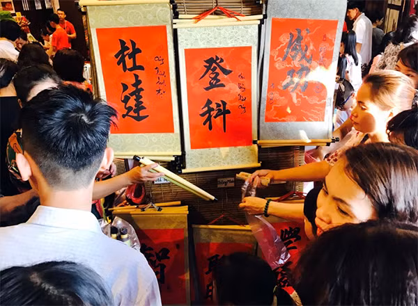 Không thể chờ đợi xếp hàng viết chữ, nhiều du khách lựa chọn mua những bức thư pháp đã viết sẵn. Trong những ngày đầu năm, mỗi ngày Văn Miếu đón hàng vạn du khách đến xin chữ.