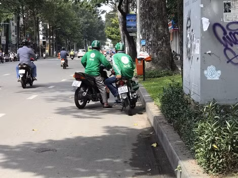 Tài xế xe ôm công nghệ đang chờ đón khách.