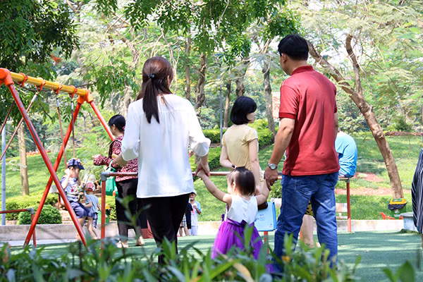 Một gia đình nhỏ chọn lựa điểm đến là công viên với cây xanh và khu vui chơi cho trẻ nhỏ cho ngày nghỉ cuối tuần. Một gia đình nhỏ chọn lựa điểm đến là công viên với cây xanh và khu vui chơi cho trẻ nhỏ cho ngày nghỉ cuối tuần.