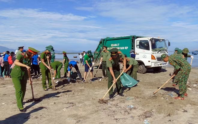 Khoảng 300 ĐVTN và người dân địa phương đã tham gia hoạt động “Hãy làm sạch biển” tại biển Thuận An, xã đảo Tam Hải, Quảng Nam.