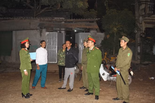 Trung tá Phạm Thùy Hương - Trưởng Công an xã Liên Phương tham gia tuần tra ban đêm, đảm bảo ANTT trên địa bàn.