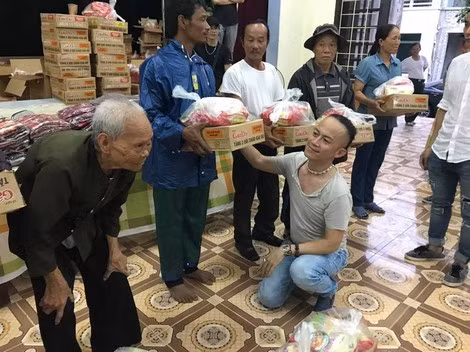 Trao từ thiện cho các bệnh nhân phong ở Trại phong da liễu Văn Môn, Thái Bình. Trao từ thiện cho các bệnh nhân phong ở Trại phong da liễu Văn Môn, Thái Bình.