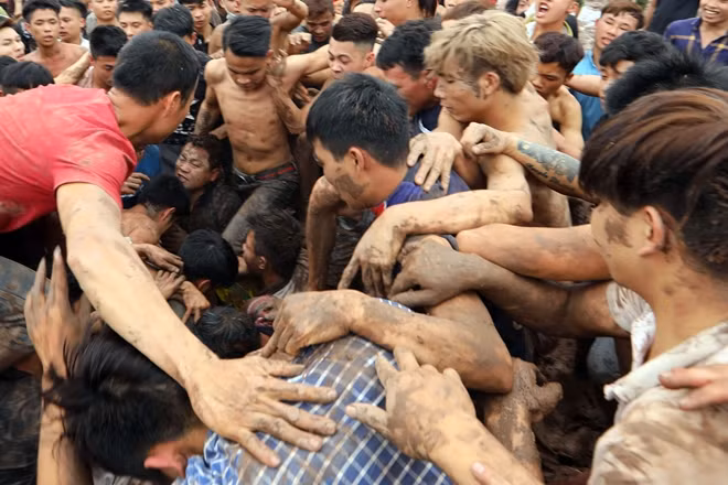 Hò hét, xô đẩy thậm chí là xô xát nhau khi tranh giành phết.