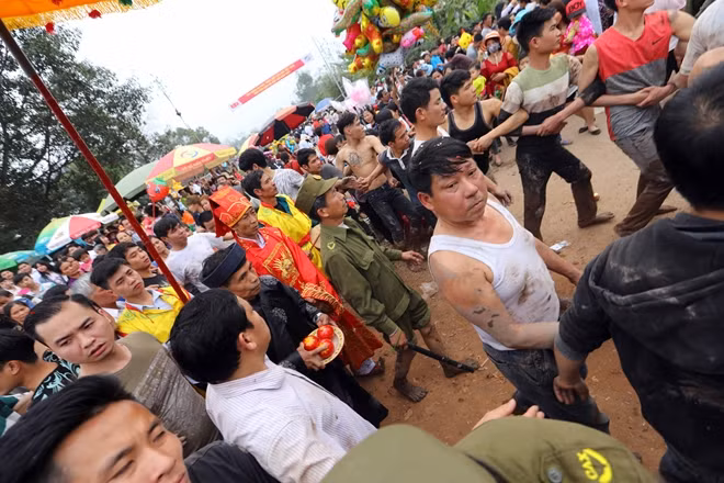 Chủ tế cùng 3 quả phết được lực lượng an ninh hộ tống ra bãi chơi.