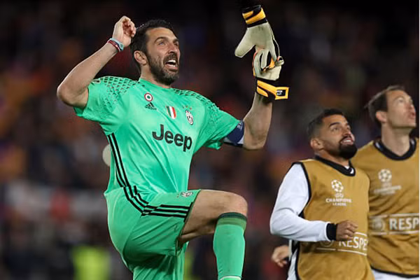 Niềm vui của Buffon sau khi giữ trắng lưới trong cả 2 trận gặp Barcelona.