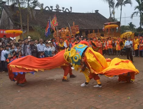 Tục lệ nhà gái không lấy tiền mừng cưới là một nét lạ của ngôi làng có truyền thống văn hóa lâu đời. Tục lệ nhà gái không lấy tiền mừng cưới là một nét lạ của ngôi làng có truyền thống văn hóa lâu đời.