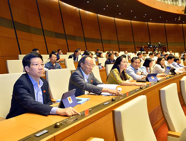 Các đại biểu Quốc hội biểu quyết thông qua các dự án luật.