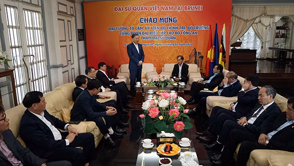 Bộ trưởng Tô Lâm và nói chuyện với cán bộ, nhân viên Đại sứ quán Việt Nam tại Brunei.