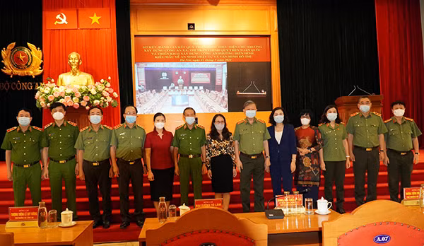 Bộ trưởng Tô Lâm cùng các đại biểu.