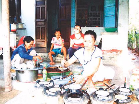 Không khí mùa Tết nhộn nhịp ở làng chài.
