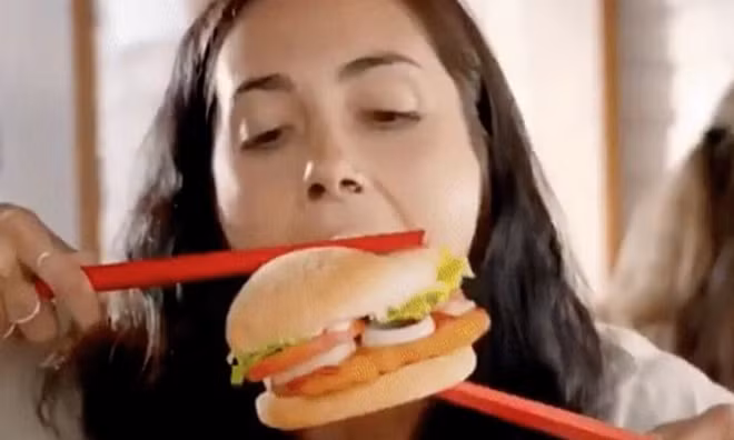 Hình ảnh trong đoạn quảng cáo của Burger King.