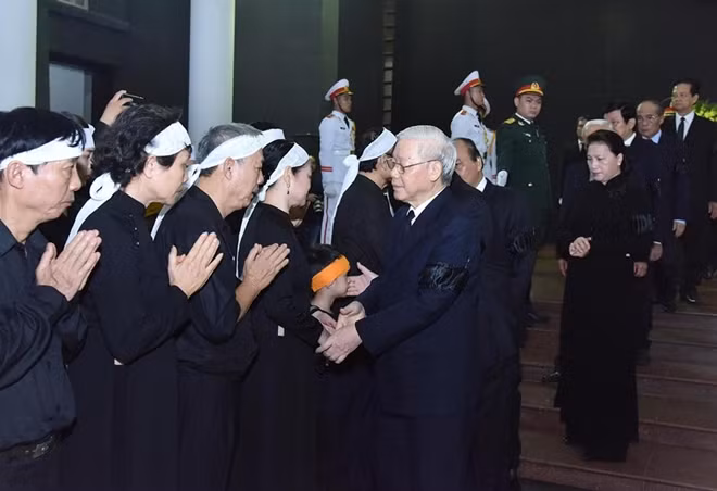 Tổng Bí thư, Chủ tịch nước Nguyễn Phú Trọng chia buồn cùng gia quyến đồng chí Đồng Sỹ Nguyên. Ảnh VGP