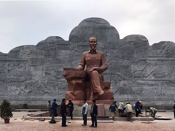 Các công nhân lát đá tại chân Tượng Bác Hồ cần mẫn làm việc. Các công nhân lát đá tại chân Tượng Bác Hồ cần mẫn làm việc.