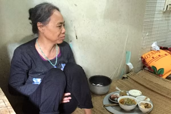 Bữa cơm trưa bị bỏ quên giữa những nỗi niềm của bà Dương Thị Hoài.