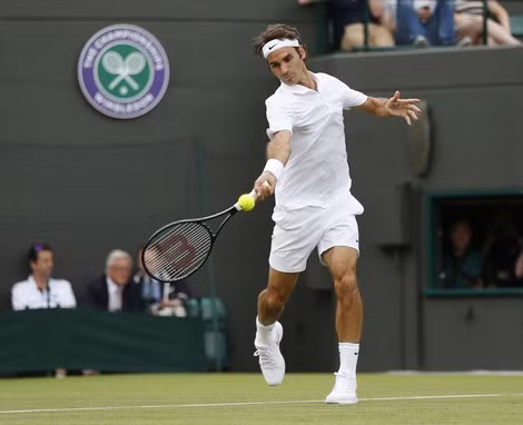 Federer trên mặt sân cỏ ưa thích.