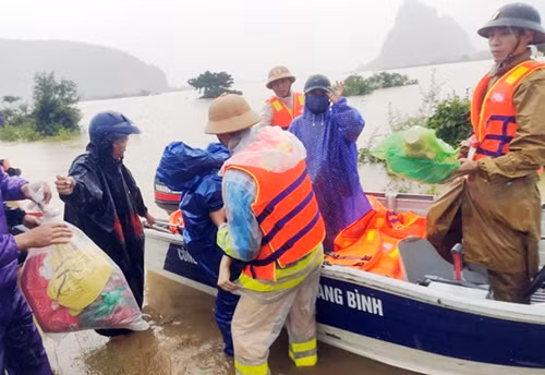 Công an huyện Minh Hóa đưa sản phụ vượt lũ đến bệnh viện sinh nở an toàn.