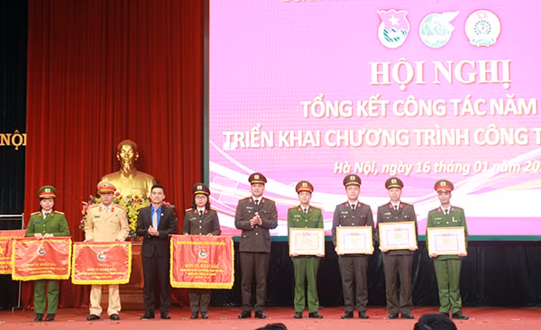 Các cá nhân và tập thể có thành tích xuất sắc nhận Cờ thi đua của Trung ương Đoàn và Thành đoàn Hà Nội