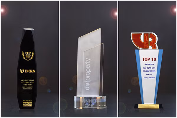 Trong nửa đầu năm 2019, DKRA Vietnam liên tiếp được vinh danh các giải thưởng lớn và uy tín: Nhà phân phối Bất động tiêu biểu do Nhịp cầu đầu tư bình chọn (giải thưởng bên trái); Top 10 Sàn giao dịch Bất động sản tiêu biểu Việt Nam do Hội môi giới Bất động sản Việt Nam (VARS) trao tặng (giải thưởng bên phải); Vietnam’s Best Real Estate Agencies (Nhà phân phối Bất động sản tốt nhất Việt Nam) do Dot Property Vietnam bình chọn (giải thưởng chính giữa).