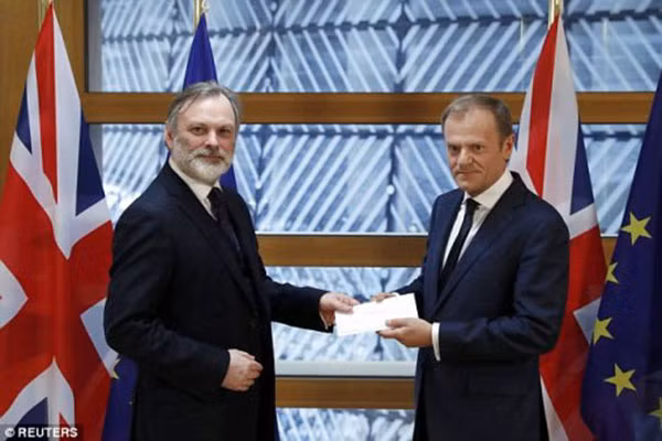 Đặc phái viên Anh tại EU trao tận tay Chủ tịch EC Donald Tusk lá thư kích hoạt Điều 50 Hiệp ước Lisbon. Ảnh: Reuters Đặc phái viên Anh tại EU trao tận tay Chủ tịch EC Donald Tusk lá thư kích hoạt Điều 50 Hiệp ước Lisbon. Ảnh: Reuters