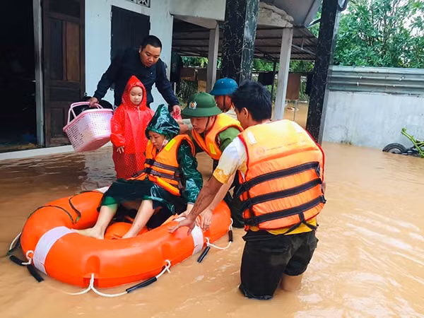 Công an huyện Triệu Phong tiếp tục cứu nạn, cứu hộ người dân trên địa bàn bị ngập lụt.