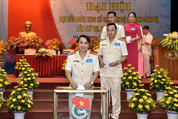 Các đại biểu bỏ phiếu bầu Ban Chấp hành lâm thời nhiệm kỳ 2017-2022