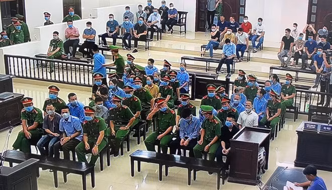 Các bị cáo trong phòng xử án. Ảnh chụp màn hình.