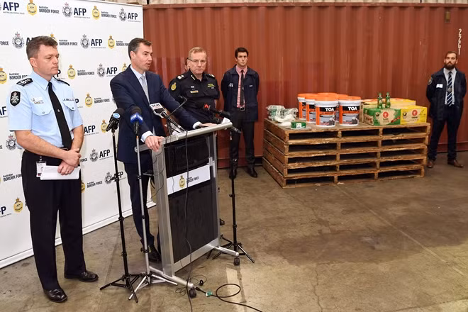 Bộ trưởng Tư pháp Australia Michael Keenan tại buổi họp báo.