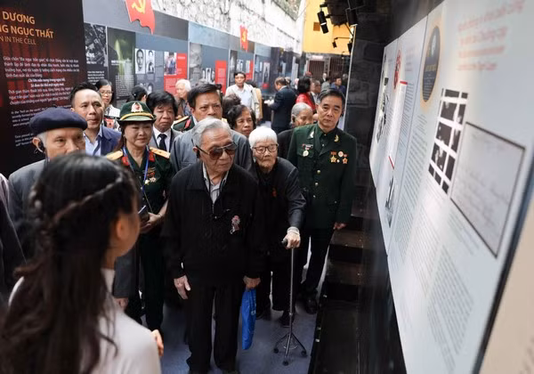Di tích Nhà tù Hỏa Lò hấp dẫn khách tham quan bằng các đợt trưng bày chuyên đề, giao lưu nhân chứng.