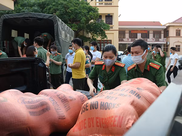 Cán bộ chiến sỹ Công an tỉnh chung tay thu mua Dưa hấu giúp người dân Ba Bể