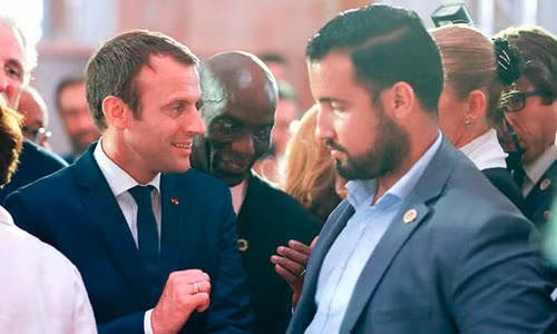 Tổng thống Emmanuel Macron (trái) và vệ sĩ thân cận Alexandre Benalla.
