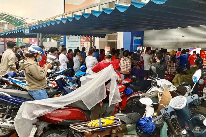 Thông tin đồn nhảm khiến người dân ùn ùn kéo đến siêu thị mua nhu yếu phẩm về tích trữ.
