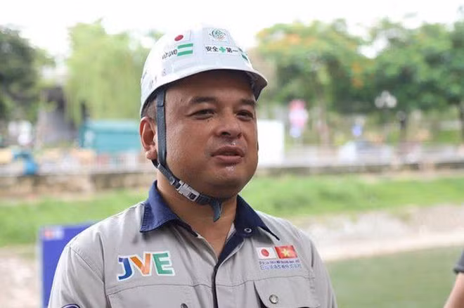 Tiến sĩ Kudo trao đổi với báo chí tại khu vực thí điểm làm sạch sông Tô Lịch bằng công nghệ Nhật Bản.