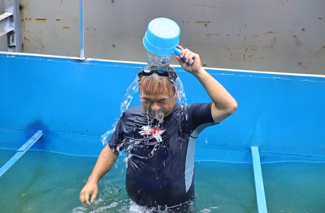 Tiến sĩ Kubo Jun tắm nước sông Tô Lịch.