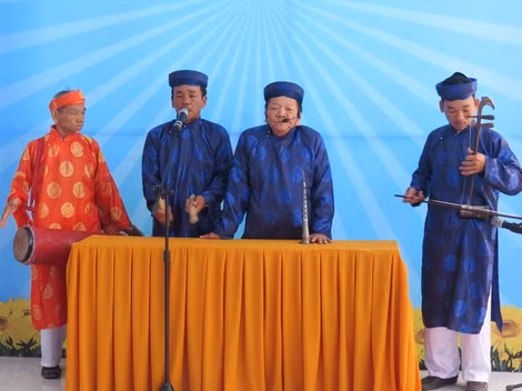 Cụ Biểu và cụ Tròn đều là những thành viên gạo cội trong đội hát sắc bùa của xã Phổ An.