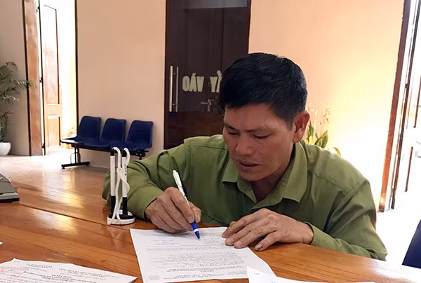 Tài xế Hoàng Văn Thắng đến cơ quan công an để xử lý vi phạm.
