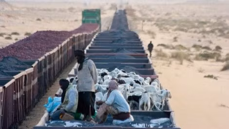 Nhiều người Mauritania chọn lên các toa tàu chở hàng để được đi miễn phí. Nhiều người Mauritania chọn lên các toa tàu chở hàng để được đi miễn phí.