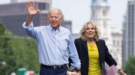 Vợ chồng cựu Phó Tổng thống Joe Biden trong lần vận động tranh cử ở Philadelphia.