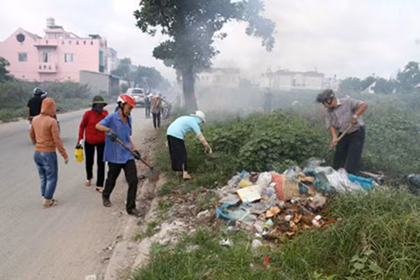 Chính quyền xã Bà Điểm (huyện Hóc Môn) huy động người dân cùng các ban, ngành, đoàn thể địa phương thường xuyên làm vệ sinh môi trường.
