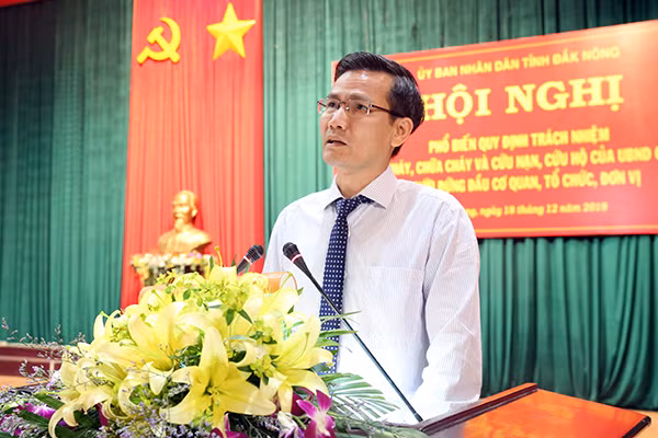 Đồng chí Cao Huy, Phó Chủ tịch UBND tỉnh phát biểu tại hội nghị