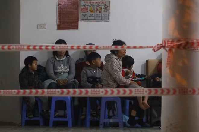 Ngồi chờ đợi trong cơn mưa lạnh, hầu hết phụ huynh có mặt tại Viện Sốt rét - Ký sinh trùng - Côn trùng Trung ương có tâm trạng lo lắng. Quả thật với những người làm cha, làm mẹ, chuyện "sán lợn" khiến họ rất lo lắng, buộc phải đưa con đi xét nghiệm và hi vọng con mình không mắc bệnh.