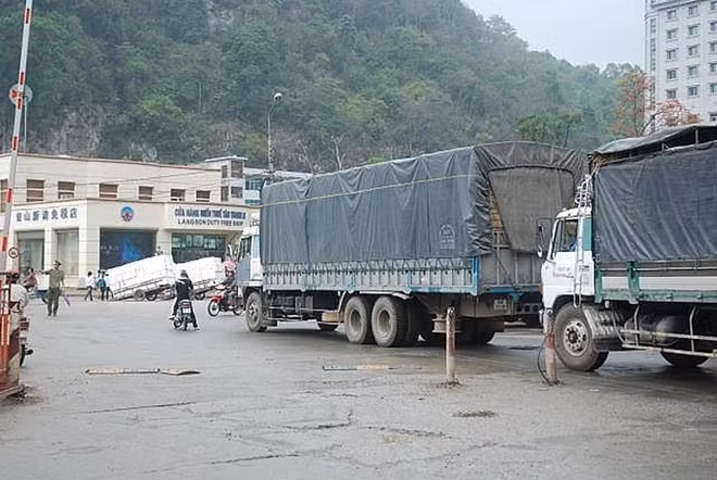 Hoạt động xuất nhập khẩu qua cửa khẩu Hữu Nghị (Lạng Sơn).