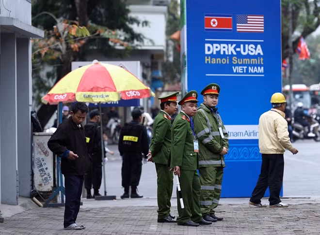 Dịp này, Công an Hà Nội đã tung hàng nghìn chiến sĩ bảo vệ an ninh cho hội nghị thượng đỉnh. Các đơn vị huy động 100% cán bộ, chiến sĩ làm việc trước và trong các ngày diễn ra hội nghị.