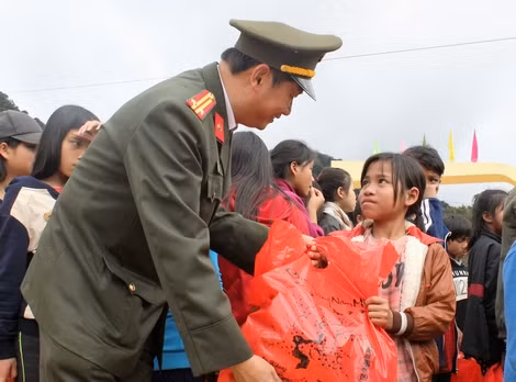 Đại diện Báo CAND trao quà cho các em.