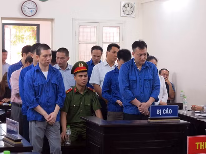 Bị cáo Ngọc (hàng trên bên phải) và đồng phạm tại phiên xử.
