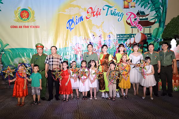 Các đồng chí lãnh đạo Công an tỉnh, đại diện lãnh đạo các đơn vị tặng quà các cháu thiếu nhi.