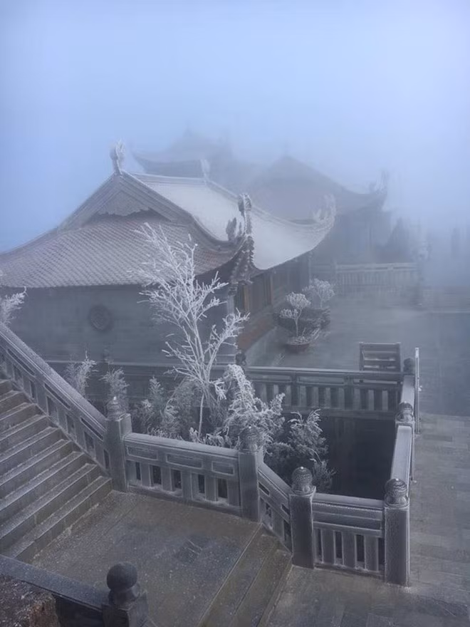 Số liệu từ Trung tâm Dự báo Khí tượng thủy văn cho thấy Sỉn Hồ (Lai Châu) rét hại nặng 2,8 độ C, Sa Pa (Lào Cai) giảm còn 3,3 độ C. Mộc Châu (Sơn La) 5,9 độ C; Đồng Văn (Hà Giang) 2,9 độ C.