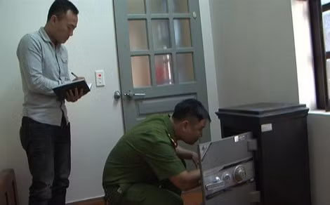 Chiếc két bị các đối tượng phá. Chiếc két bị các đối tượng phá.