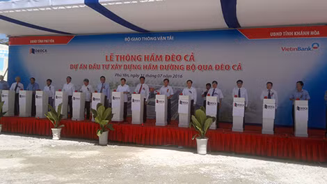 Phó Thủ tướng Trình Đình Dũng cùng lãnh đạo Bộ GTVT, UBND tỉnh Phú Yên, Khánh Hòa, Công ty cổ phần đầu tư Đèo Cả, Viettinbank bấm nút thông xe kỹ thuật Phó Thủ tướng Trình Đình Dũng cùng lãnh đạo Bộ GTVT, UBND tỉnh Phú Yên, Khánh Hòa, Công ty cổ phần đầu tư Đèo Cả, Viettinbank bấm nút thông xe kỹ thuật