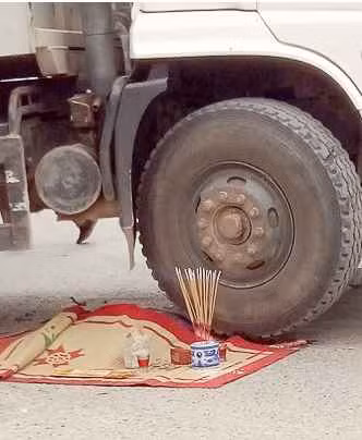 Bé trai chết thảm sau tai nạn. Ảnh: H.K.N