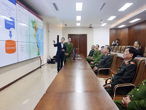 Bộ trưởng Tô Lâm nghe thuyết trình về tính năng, ứng dụng của Phòng Bản đồ số.